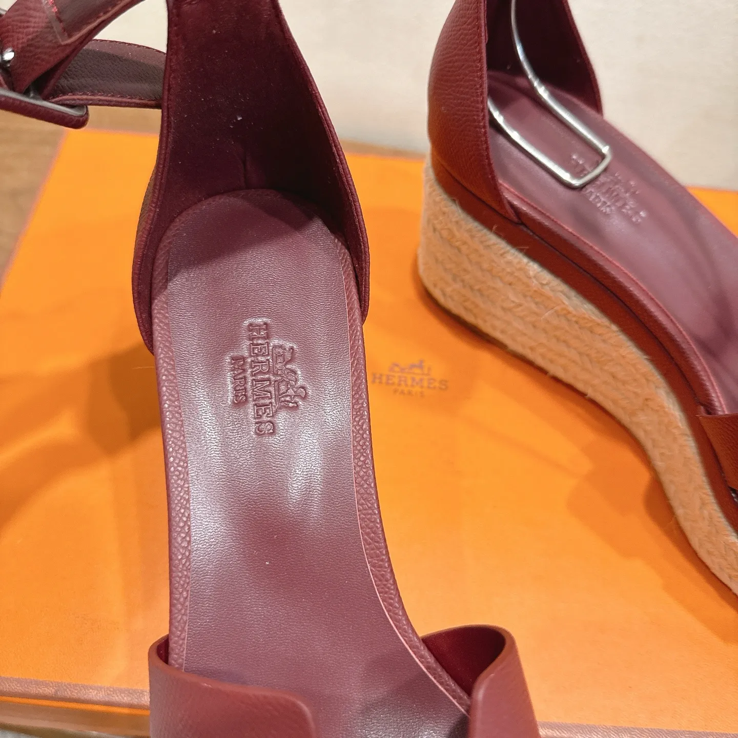 👟👟Ex-factory price 720👟👟 Hermes... a Eclair 2025 new color + popular series, the version is super positive, with a certain thickness, which makes the legs longer! Breathable, comfortable calfskin, spring and summer color matching, this item is both beautiful and comfortable! Channel supply code size: 35-39 can be ordered as 40.41 with airplane box ➕20